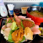 海鮮料理 よつや - 贅沢山盛り海鮮丼