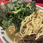 家系ラーメン 佐々喜家 - 青菜がすごい。前はほうれん草だったような