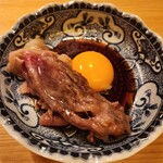 肉亭ふたご iki - 卵黄も艶々