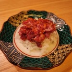 肉亭ふたご iki - ユッケをご飯にのせて
