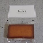 Cuisson Lucca - フィナンシェ (270円)。高貴さを感じさせる美しい焼き目が印象的だ。