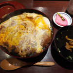 四季食菜　安田 - 〔ランチ〕かつ丼（￥800）。見事に半熟の仕上がり、蓋つきのお椀で高級感ばっちり！