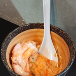 麺処 おぐら - しゃぶ肉丼に夢王生卵投入後