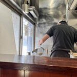 麺処 懐や - 湯切りする店主