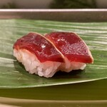 Sushidokoro Shintanaka - 鮪漬け
                        シャリの甘酸っぱさに鮪の酸味の輪郭くっきりと、ついにっこりしてしまいます♪