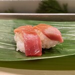 Sushidokoro Shintanaka - 鮪中トロ
                        おっ！
                        シャリの甘酸っぱさに呼応して中トロが美味しい！
                        鮨種もシャリに合わせて小ぶり、食べ放題の価格ですので納得です。