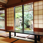 茶寮 宝泉 - 今回は窓際の席に座りました。
      とは言え、どの席に座っても、美しく手入れされた日本庭園を眺めることが出来ます。
      