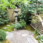 茶寮 宝泉 - 下鴨神社付近にある和菓子の宝泉堂本店のお菓子を
      日本庭園を望みながら頂くことが出来ます。
      
      