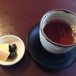 茶寮 宝泉 - 上生菓子が来るまで、温かいお茶とお干菓子を頂きます。
      お干菓子は、こちらで販売されている『しぼり豆・丹波黒大寿』と『ほうせん』。
      