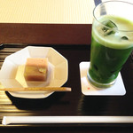 茶寮 宝泉 - 作り置きは一切せず、出来上がるまでに15分ほどかかるということで、
                                その間に上生菓子と冷抹茶のセットを頂くことにしました。
                                
