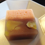 茶寮 宝泉 - 名前は『秋景色』。
                                上層は浮島という蒸し生地で、下層は栗入りのようかんです。
                                