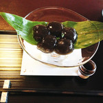 茶寮 宝泉 - 宝泉堂本店は、あずき処と言うほど丹波の黒豆を使ったお菓子が有名ですが、
                                茶寮の人気メニューは、京都随一と誉れ高いわらび餅。
                                