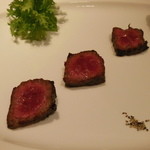 茶良ら - 表面は香ばしく焼かれ、中はレアで・・・