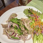 オーキッド キッチン - ムーナムトック豚・紫玉ネギ・こぶみかんの葉のサラダ1,628円、辛味ゼロ