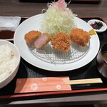 加藤牛肉店 小川のうに - ミックスフライ定食1500円 ご飯とお味噌汁（青さ）が美味しいのも嬉しい。