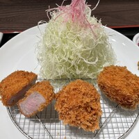 加藤牛肉店 小川のうに - ミックスフライ定食1500円　山形豚ヒレカツ、山形牛メンチカツ、山形牛コロッケ、の３種揃い踏み。ポーションは小さめだが優秀。