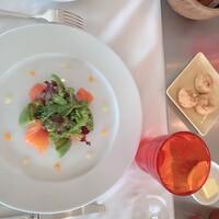 Benoit Alain Ducasse - サーモンとアボカドの前菜。右側の塩味のシュー皮のようなお通しが食前酒に合います。