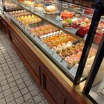 オーボンヴュータン - 生ケーキコーナー。モンブランも食べたかったがキャパオーバーで断念。