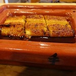 うなぎ 割烹 井手 - 赤楽焼の容器で熱々さを保ちます