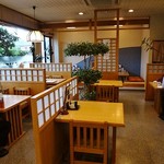 うなぎ 割烹 井手 - 落ち着ける雰囲気の店内