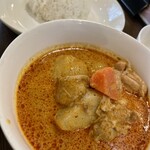 タイ料理 バーンラック - マッサマンカレー。辛さはないけどココナッツのきいたタイカレーの濃厚なコクが存分に味わえる一品。