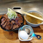 ステーキハウス インディアンズ - ハラミマウンテン丼