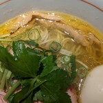 麺や 虎徹 - 地鶏中華そば塩　スープアップ