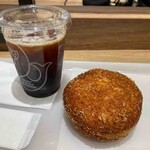 リトルマーメイド - 料理写真:とろ～り半熟卵のカレーパン、アイスコーヒー