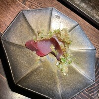 鮨ノ蔵 - マグロの子供、薬味を乗せて