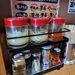 綱島商店 - 上段はおろしニンニク生姜豆板醤　下段にはごまと七味も
