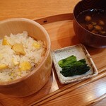とらや工房 - 軽食の栗おこわ、税込み1,500円。