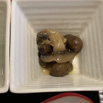 自然薯の里 - しめじと何か芋みたいのの煮たの？