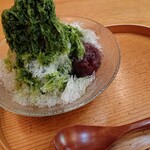 とらや工房 - 定番のかき氷（抹茶蜜）。煎茶付きで税込み1,200円。