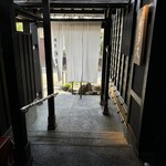 割烹 新多久 - 玄関から外