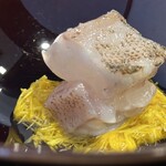 割烹 新多久 - 雉羽太漬け煎り酒塗り炙り、菊のおひたし