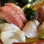 Sushi To Yakitori Daichi - 左下水タコ、下段真ん中目鯛