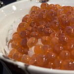 割烹 新多久 - いくら丼