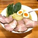 極汁美麺 umami - 地鶏塩+トッピングに特製（炭火焼チャーシュー2枚、放牧鶏の煮玉子）