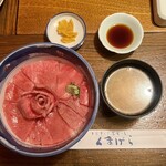 Kumagera - 和牛ローストビーフ丼♬
                        (肉増し)