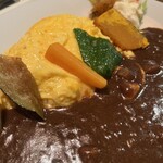 くまげら - オムホエーカレー♬
            野菜の彩りが綺麗✩.*˚