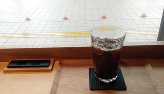 Kafe Mizu To Kohi - アイスコーヒーとコンセント口。