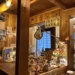 サニーサイドカフェ - 押入れをリノベしたカウンター席。キッチンが見える