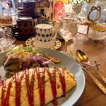 サニーサイドカフェ - 料理写真:オムライス。素敵な小物が並ぶカウンター席にて。