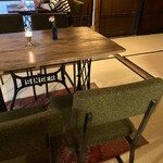 サニーサイドカフェ - 足踏みミシン台をリメイクしたテーブルが善き♪