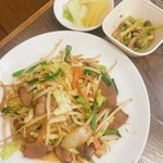 Chuuka Kouraku - レバ野菜炒めとサービスの煮物とお新香 500円