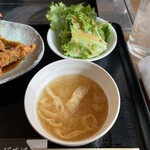 焼肉のわびすけ - 大根油揚げの味噌汁とサラダも付いています。