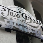 Two Dogs Taproom - 目印はこの看板！