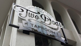 Two Dogs Taproom - 目印はこの看板！