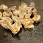 鳥美 - 焼鳥(各300円)は、ボリュームたくさんに焼いてくれるので、1人なら2品で良かったかも。せせりのふっくら感、ぽんずりの脂が口の中でジュワっと弾ける感じ、ひね鶏のグニュとした歯応えჱ̒ (^O^)