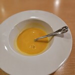 ハーミットグリーンカフェ - カボチャスープ。お皿も熱々。あっさりした味。
